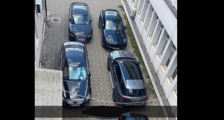 Gib es eine Stimme: Sieht so aus wie Auto Salon, aber es ist Mitrovica Gemeinde Parkplatz