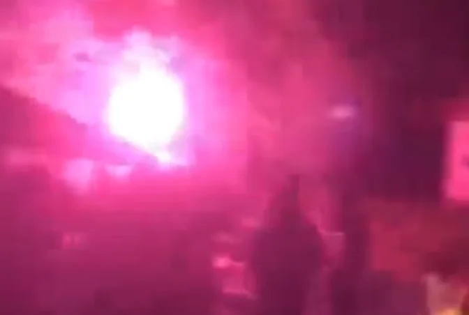 Tensione në veri të Mitrovicës, para policëve serbët brohorasin ‘’Kosova është Serbi’’