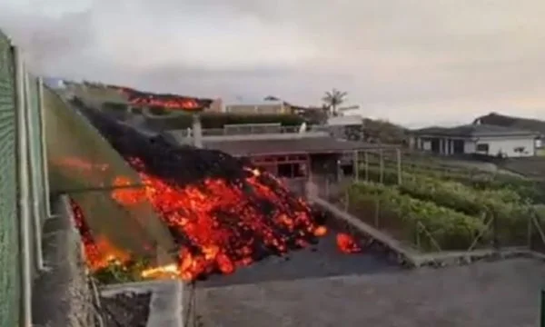 Shpërthim i vullkanit, llava përpin shtëpitë në Ishujt Kanarie