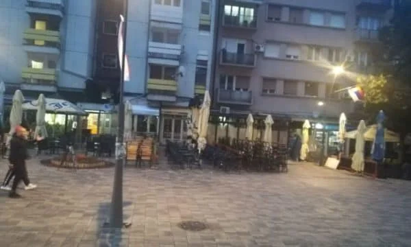 Serbët mbyllin kafiteritë në Veri të Mitrovicës
