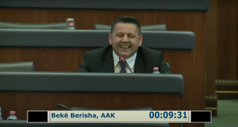 Berisha – Kurtit: Prindon Sadriu e ka veshë uniformën për bashkim kombëtar, pse po e lë vetëm, kur po e kryni këtë punë?