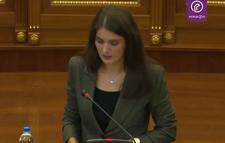 Marigona Geci pyet Kurtin: A ke apliku për vizë amerikane, a ta dhanë?