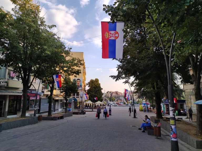 Vdes një 23 vjeçar në Mitrovicë pas të shtënave me armë zjarri