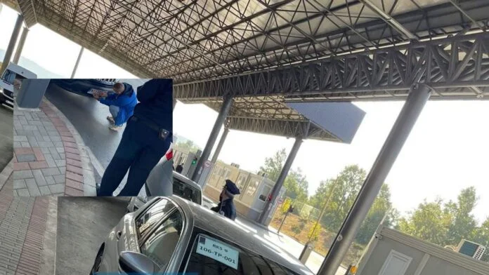Kështu duken tabelat provuese që po u vendosen veturave që vijnë nga Serbia në Kosovë