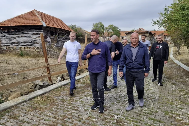 Daut Haradinaj pritet ngrohtësisht në Mramor: Po vërtetohet përkahja e madhe për garën në Prishtinë