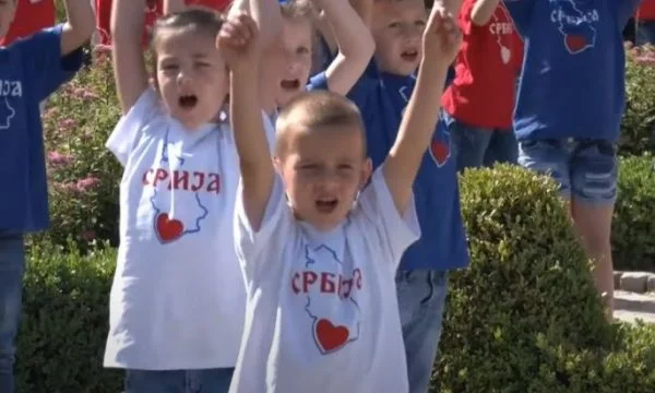 “Kosova është në zemër të Serbisë”, serbët në Leposaviq obligojnë nxënësit të këndojnë këngë nacionaliste