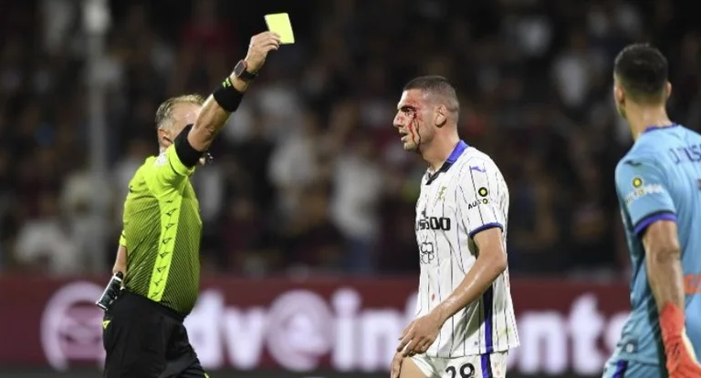 U godit brutalisht me bërryl dhe u ndëshkua me të verdhë, Demiral shpreh pakënaqësinë në rrjetet sociale