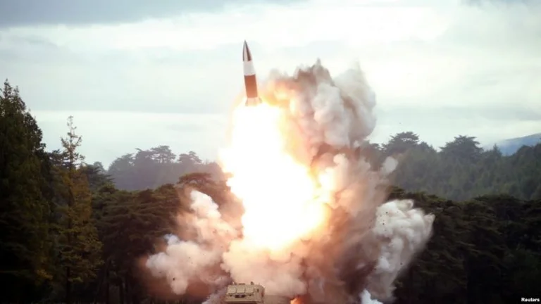 Bota e shqetësuar: Koreja e Veriut lanson raketa balistike