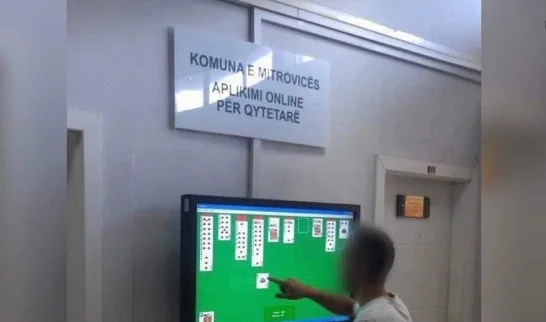 Komunës së Agim Bahtirit si funksionon sistemi elektronik, qytetari luan me letra në kompjuter