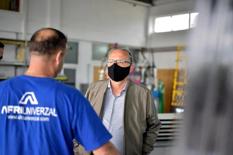 Bedri Hamza viziton bizneset në Mitrovicë: Do të ofrojmë më shumë përkrahje për bizneset e vogla