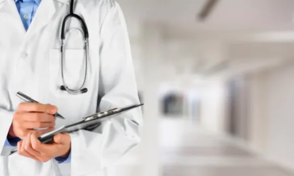 Doktori humb licencen e gjobitet 10 mijë dollarë, u tha pacientëve se maskat janë të rrezikshme