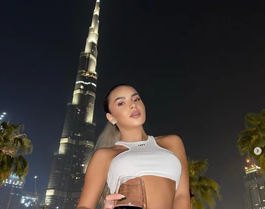 Kida me poza atraktive nga Dubai