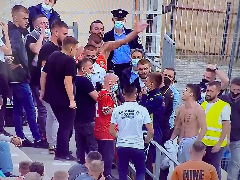 Ndërpritet ndeshja mes Ballkanit dhe Llapit – intervenon policia