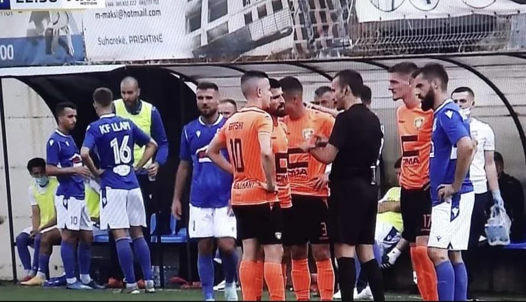 Ballkani fiton ndaj Llapit – ndërprerje, polici, fyerje dhe çdo gjë e keqe që mund të shihet në futboll