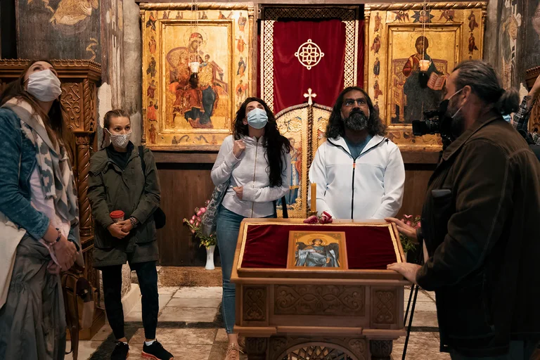 Gruaja e Gjokoviqit vjen në Kosovë, do të shpërndajë ndihma nëpër manastire