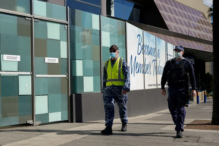 Protesta kundër bllokimit, policia në Australi përleshet me qytetarët