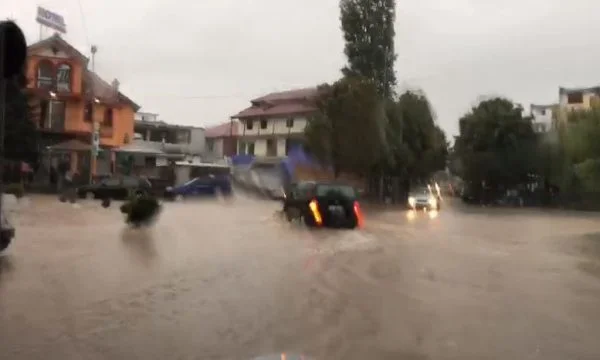 Kukësi bllokohet nga reshjet e shiut