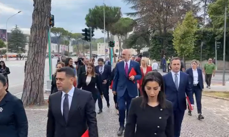 Edi Rama dhe ministrat mbërrijnë në Presidencë për ceremoninë e betimit