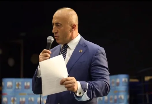 Haradinaj në Prishtinë: Kandidatët tjerë nuk janë të zotë as me i largu qentë endacakë