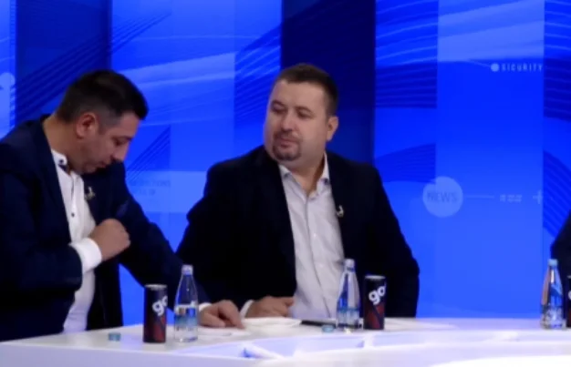 Valon Syla ‘e kopjon’ Arben Vitinë, shfaqet me mindil në emision