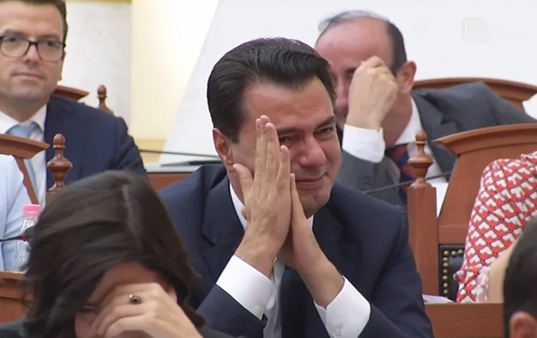 Lul Basha skuqet nga e qeshura në Kuvend
