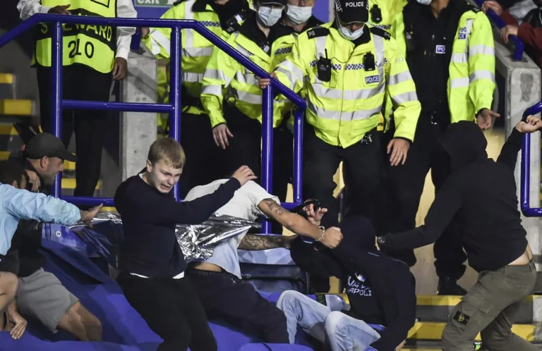 Rrahje brutale: Dhjetëra tifozë të arrestuar pas incidentit në ndeshjen Leicester – Napoli