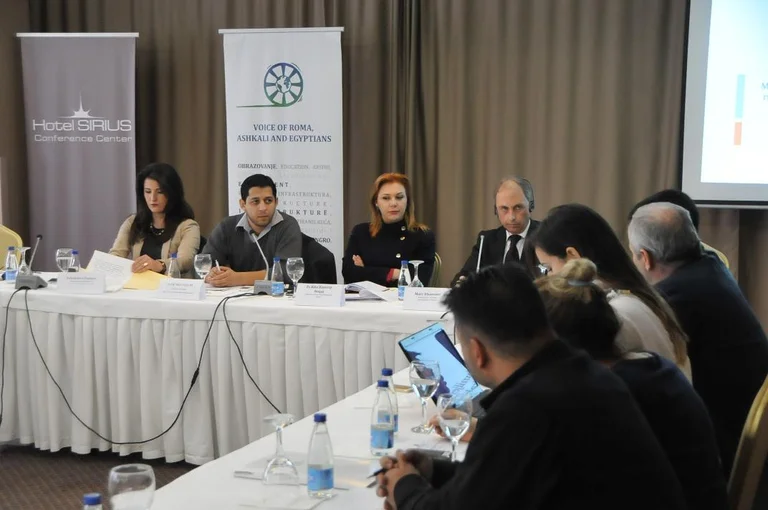 Turpërohet Kosova: Raporti tregon se historia e romëve, ashkalive dhe egjiptasve është shpërfillur në tekste shkollore