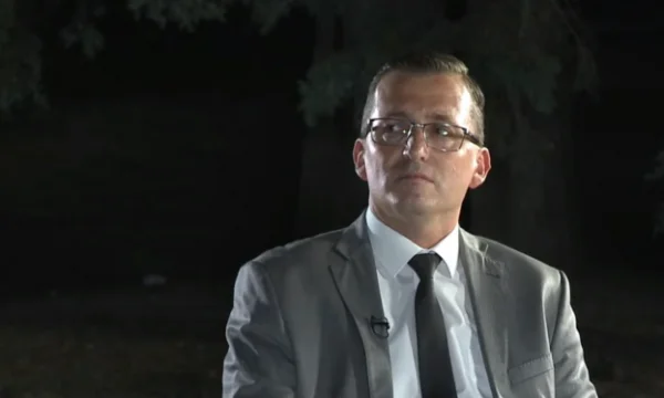 Kandidati i LDK’së për kryetar të Rahovecit ndalet gjatë transmetimit “live” pasi filloi të thirret ezani