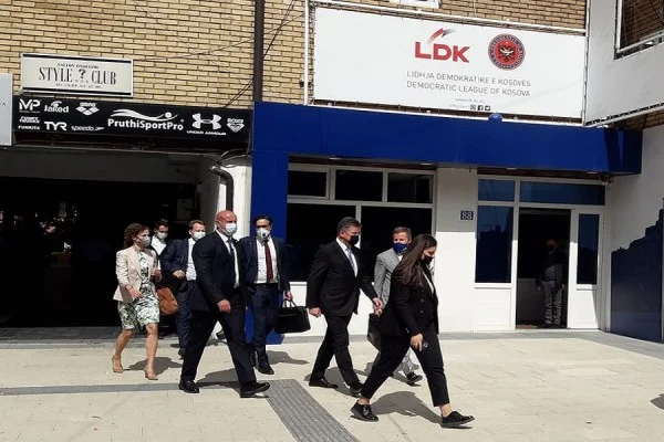 Përfundon takimi Lajçak – Abdixhiku