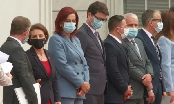 Donika ‘shtet n’veti’: Raportohet se Gërvalla u ‘nda’ nga ministrat tjerë të Qeverisë Kurti, shkoi e vetme në ceremoni