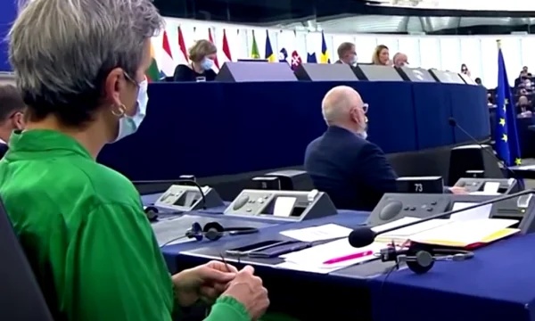 Komisionerja thur me kërrabëz teksa Presidentja e Komisionit Evropian mban fjalim