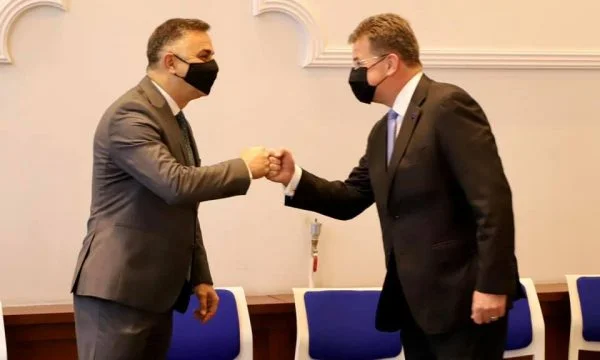 Shefi i deputetëve të AAK-së ‘nervozon’ Lajçakun: I kërkon sqarim për arkivën e UÇK-së