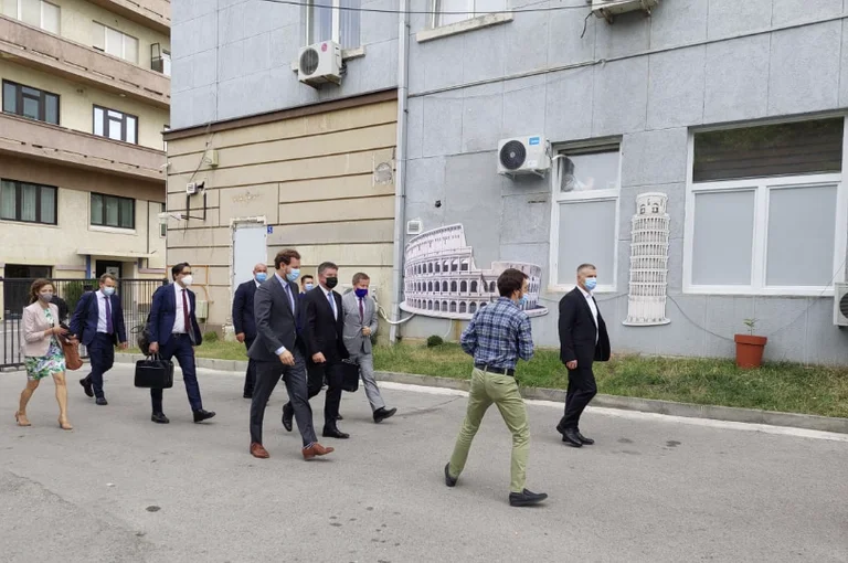Lajçak në PDK, nis takimin me Memli Krasniqin