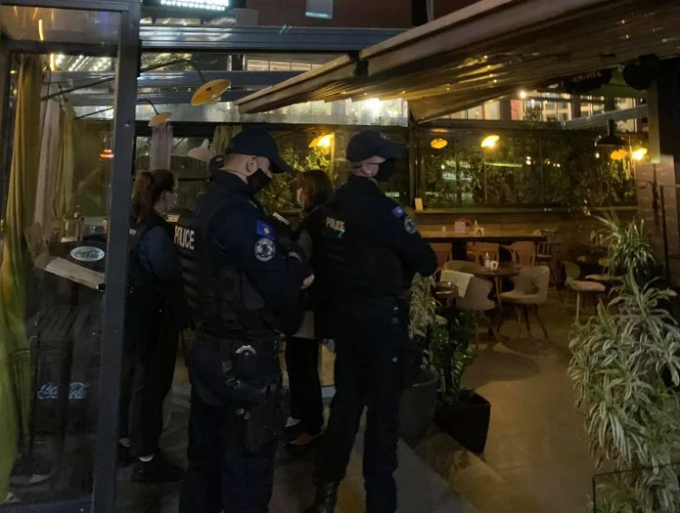 Prizrenasi kanos dy policë dhe tre inspektorë të AUVK’së derisa po inspektonin lokalet