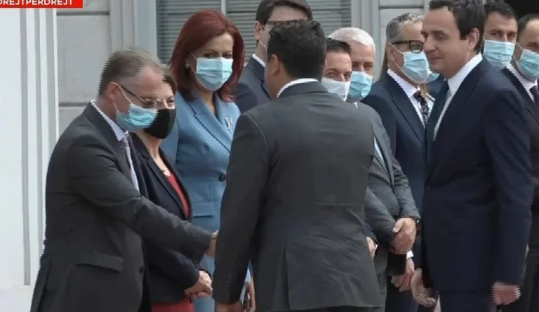‘Dasmë’ në Shkup: Kurti e Zaevi (Open Balkan) përshëndeten pa maskë, pa distancë