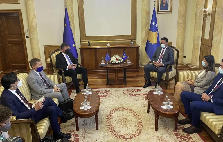 Lajçak në Kuvend, pritet nga kryeparlamentari Konjufca