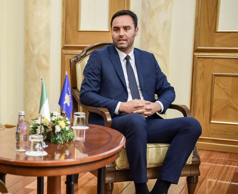 Konjufca takohet sot me Lajçakun
