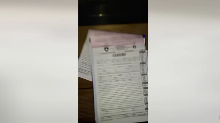 Policët e harrojnë bllokun e gjobave në një stacion autobusi?