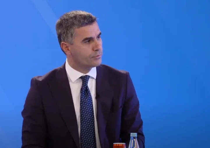 Tahiri: Premton asfaltimin 100% të rrugëve lokale në Vushtrri