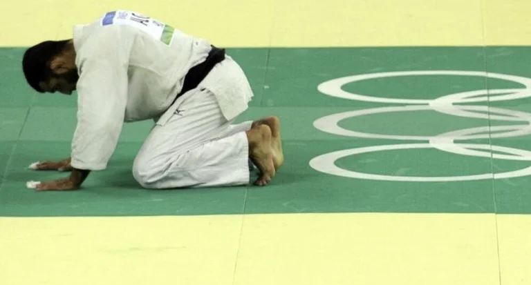 Xhudisti algjerian që refuzoi të luftonte kundër një izraeliti në Olimpiadë, e pëson brutalisht