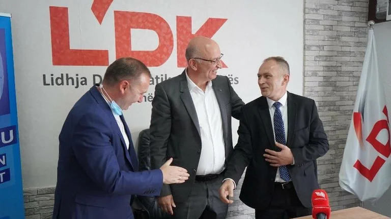 VV në Mitrovicë nervozohen që anëtari i saj iu bashkua LDK’së, e quajnë ‘individ të dorës së dytë’