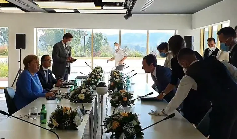 Kurti video 16 sekondëshe teksa hyn në takim me Merkelin: Bie në sy veprimi i kamarierit