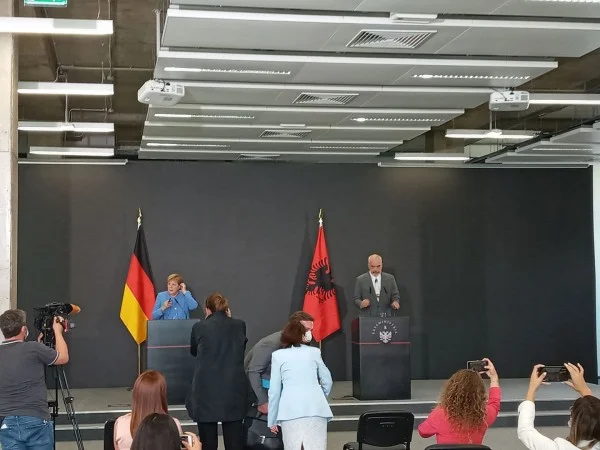 Thërret Prizreni mori Shkodër: Mediat kosovare nuk u lejuan të bëjnë pyetje në konferencën Rama – Merkel