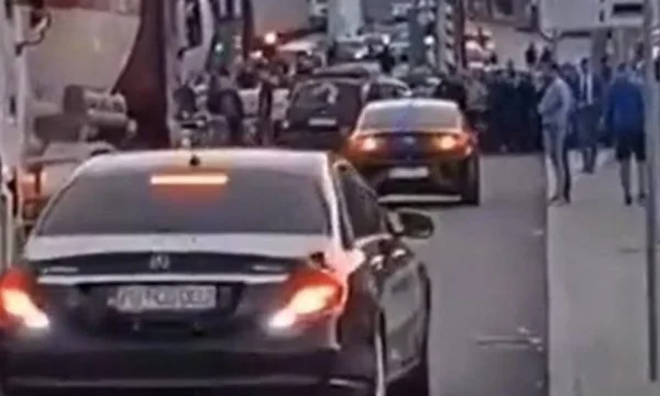 Policët shqiptarë kthejnë mbrapsht kryeministrin e Malit të Zi sepse nuk kishte test Covidi