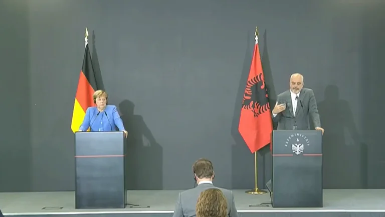 “Kosova rrin e bën teori konspiracioni” – Rama goditje Kurtit në paraqitjen me Merkel për Ballkanin e Hapur