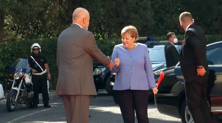 Durch Sperrung der Tür des Autos zum Treffen mit Rama: Momenten der Ankunft von Merkel in Tirana