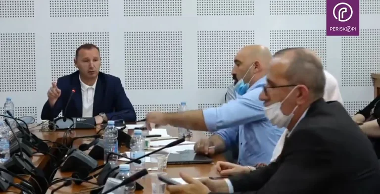 Il cuore si schianta con i deputati VVA: sono come Arben Vitita con la mia mano su una roccia