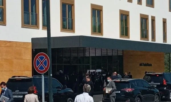 Kurti arriva a Tirana, ci si aspetta di incontrare Merkel