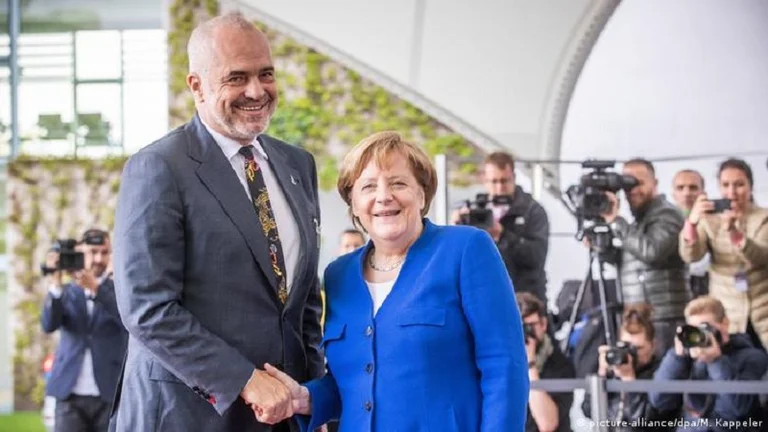 Cancelliere Angela Merkel arriva a Rinas