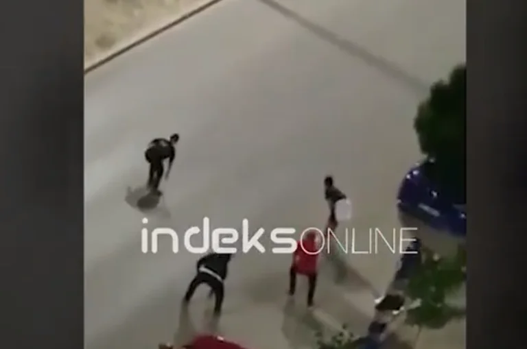 Pristina: Einige Kinder werfen Steine auf Matti 1
